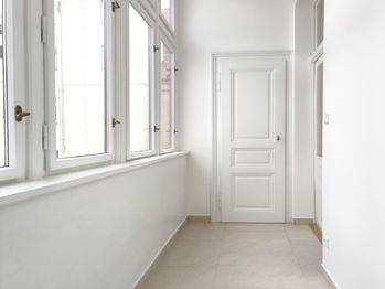 Veranda u vstupu do bytu včetně komory. - Pronájem bytu 3+1 v osobním vlastnictví 87 m², Praha 2 - Vinohrady