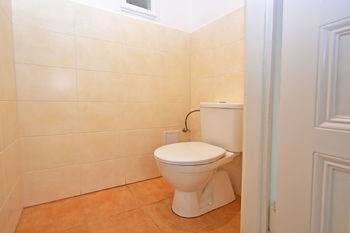 Samostatná toaleta.  - Pronájem bytu 3+1 v osobním vlastnictví 87 m², Praha 2 - Vinohrady