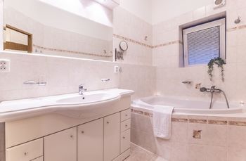 Koupelna - Prodej bytu 2+1 v osobním vlastnictví 55 m², Praha 8 - Karlín