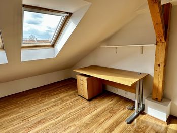 Prostorný pokoj v podkroví - cca 51 m2 - Pronájem domu 150 m², Praha 10 - Strašnice
