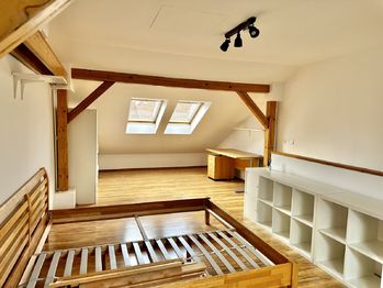 Prostorný pokoj v podkroví - Pronájem domu 150 m², Praha 10 - Strašnice