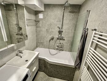 Koupelna - Pronájem domu 150 m², Praha 10 - Strašnice