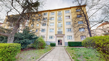 uliční pohled z ulice Na padesátém - Prodej bytu 2+1 v osobním vlastnictví, Praha 10 - Strašnice 