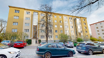uliční pohled z ulice Tehovská - Prodej bytu 2+1 v osobním vlastnictví, Praha 10 - Strašnice
