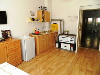 Každá místnost má navíc svoje vytápění a kuchyňskou linku. - Prodej pozemku 43735 m², Tábor