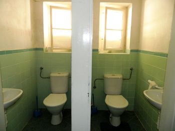 V domě jsou 4 společné WC. - Prodej pozemku 43735 m², Tábor