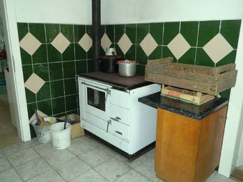 Kamna v kuchyni. - Prodej chaty / chalupy 77 m², Tábor