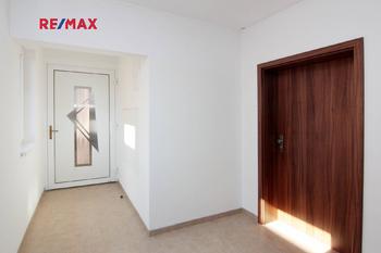 společný vstup do domu - Pronájem bytu 3+1 v osobním vlastnictví 86 m², Kolín