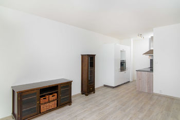 obývací pokoj s kuchyňským koutem - Pronájem bytu 2+kk v osobním vlastnictví 43 m², Praha 8 - Bohnice