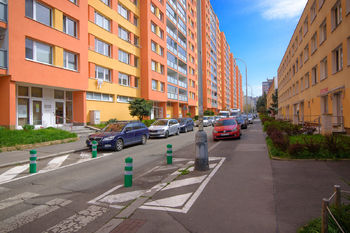pohled na dům - Pronájem bytu 2+kk v osobním vlastnictví 43 m², Praha 8 - Bohnice