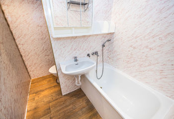 Koupelna s vanou a toaletou - Pronájem bytu 2+kk v družstevním vlastnictví 50 m², Ústí nad Labem