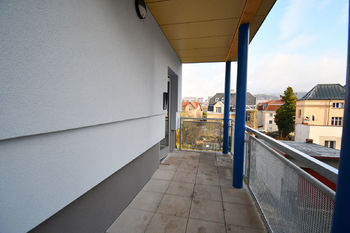 vstup do domu - Pronájem bytu 1+kk v osobním vlastnictví 30 m², Jablonec nad Nisou