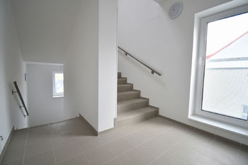 schodiště - Pronájem bytu 1+kk v osobním vlastnictví 30 m², Jablonec nad Nisou