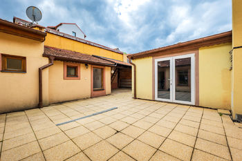 Dvorek - Prodej domu 202 m², Kaplice