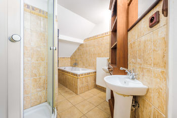 Podkroví koupelna - Prodej domu 202 m², Kaplice
