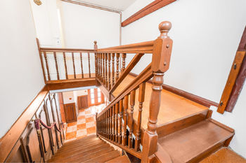 schodiště z 1.NP na podkroví - Prodej domu 202 m², Kaplice