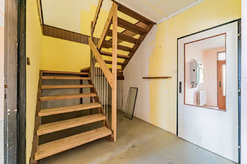 Chodba a schodiště 1. NP - Prodej domu 95 m², Chožov