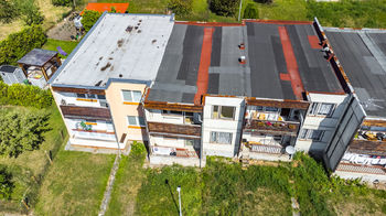 Celkový pohled na nabízený řadový dům - Prodej domu 95 m², Chožov