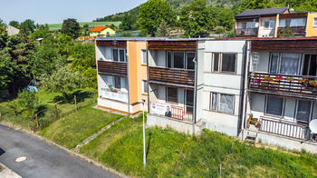 Celkový pohled na nabízený řadový dům - Prodej domu 95 m², Chožov 