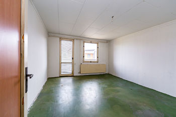 dolní pokoj s lodžií - Prodej domu 95 m², Chožov