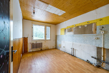 prostor kuchyně bez linky - Prodej domu 95 m², Chožov