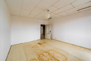 pokoj v patře s lodžií - Prodej domu 95 m², Chožov