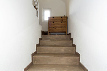 schodiště do patra - Prodej domu 75 m², Sulice