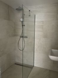 koupelna se sprchovým koutem - Prodej bytu 2+kk v osobním vlastnictví 893 m², Říčany
