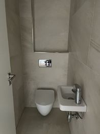 samostatné WC - Prodej bytu 2+kk v osobním vlastnictví 893 m², Říčany