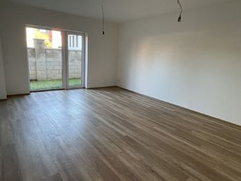 obývací pokoj s výstupem na předzahrádku - Prodej bytu 2+kk v osobním vlastnictví 893 m², Říčany
