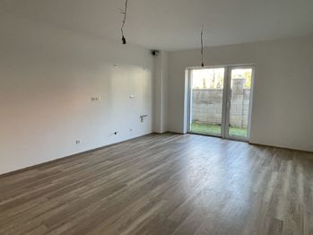 obývací pokoj s výstupem na předzahrádku - Prodej bytu 2+kk v osobním vlastnictví 893 m², Říčany 