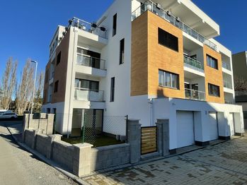 pohled na bytový dům (pouze 15 bytů v domě) - Prodej bytu 2+kk v osobním vlastnictví 893 m², Říčany