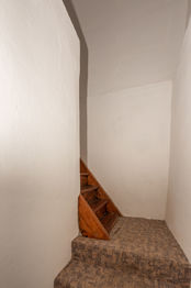 Schody do patra - Prodej domu 90 m², Manětín