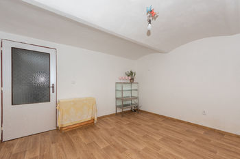Pokoj přízemí - Prodej domu 90 m², Manětín