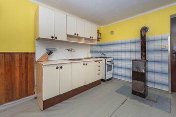 Kuchyně přízemí - Prodej domu 90 m², Manětín