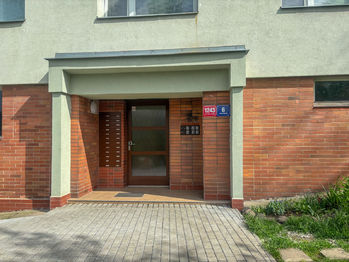 Vchod do domu - Prodej bytu 1+1 v družstevním vlastnictví, Ústí nad Labem