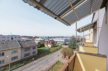 Výhled z balkónu směr centrum města - Prodej bytu 3+1 v osobním vlastnictví 67 m², Lanškroun