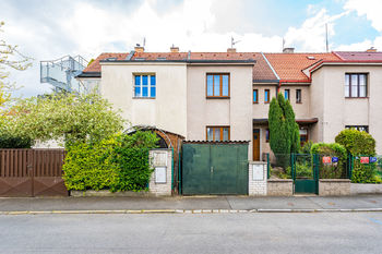 Pohled na dům z ulice - Prodej domu 77 m², Praha 10 - Záběhlice 