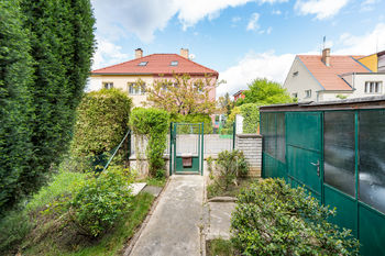 Pohled od domu - Prodej domu 77 m², Praha 10 - Záběhlice