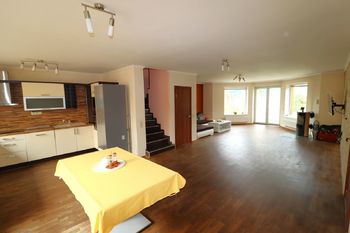 Obývací pokoj s kuchyˇmským koutem - Prodej domu 159 m², Bašť