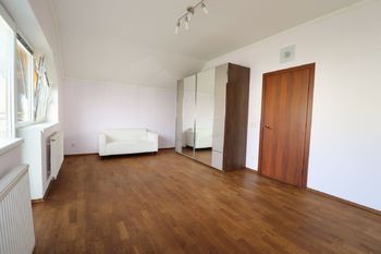 2. pokoj s balkonem - 1. patro - Prodej domu 159 m², Bašť