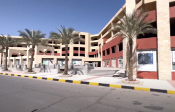 Reálná fotografie projektu - pohled na fázi 2 z ulice, vpravo vchod do hypermarketu Careffour - Prodej bytu 1+kk v osobním vlastnictví 80 m², Hurghada 