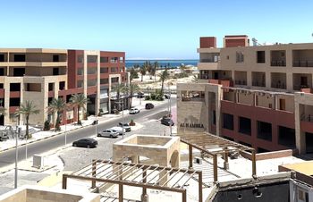 Pohled na ulici 1st Avenue mezi jižní a severní částí projektu Al Hambra - Prodej bytu 1+kk v osobním vlastnictví 80 m², Hurghada