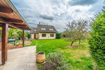Pohled na dům ze zahrady - Prodej domu 190 m², Buštěhrad