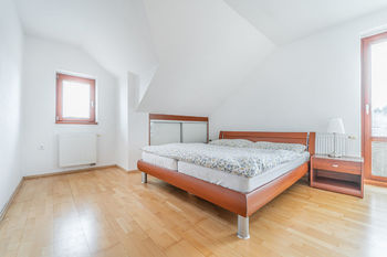 Pokoj v 1.NP - Prodej domu 190 m², Buštěhrad