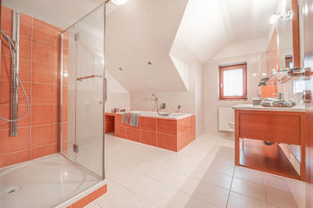 Koupelna v 1.NP - Prodej domu 190 m², Buštěhrad