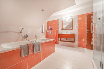 Koupelna v 1.NP - Prodej domu 190 m², Buštěhrad