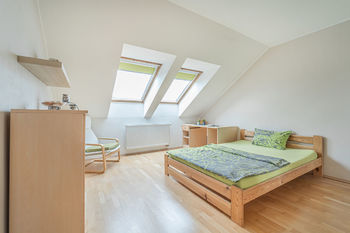 Pokoj v 1.NP - Prodej domu 190 m², Buštěhrad