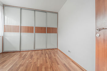 Pokoj v přízemí s vestavěnou skříní - Prodej domu 190 m², Buštěhrad