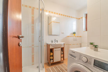Koupelna v přízemí - Prodej domu 190 m², Buštěhrad